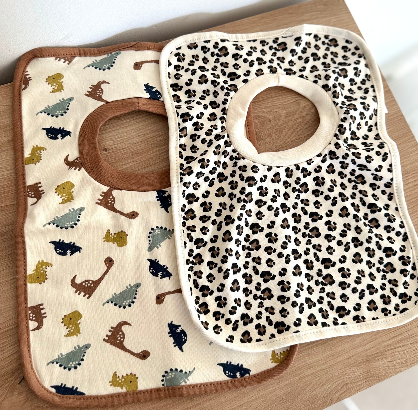 Bavoir à motifs léopard ou dinosaure