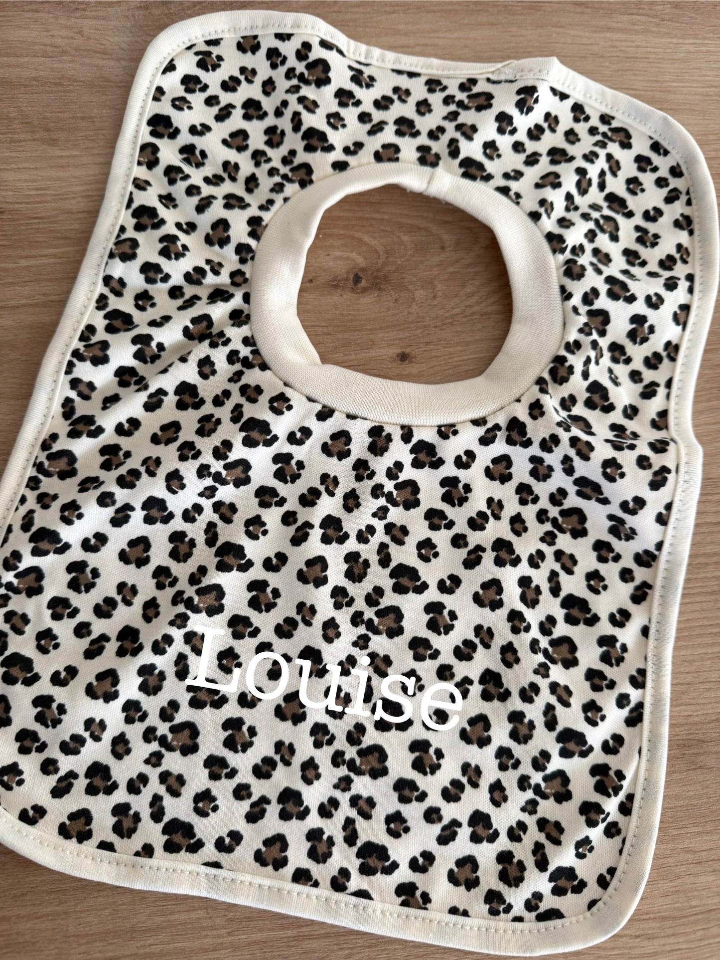 Bavoir à motifs léopard ou dinosaure
