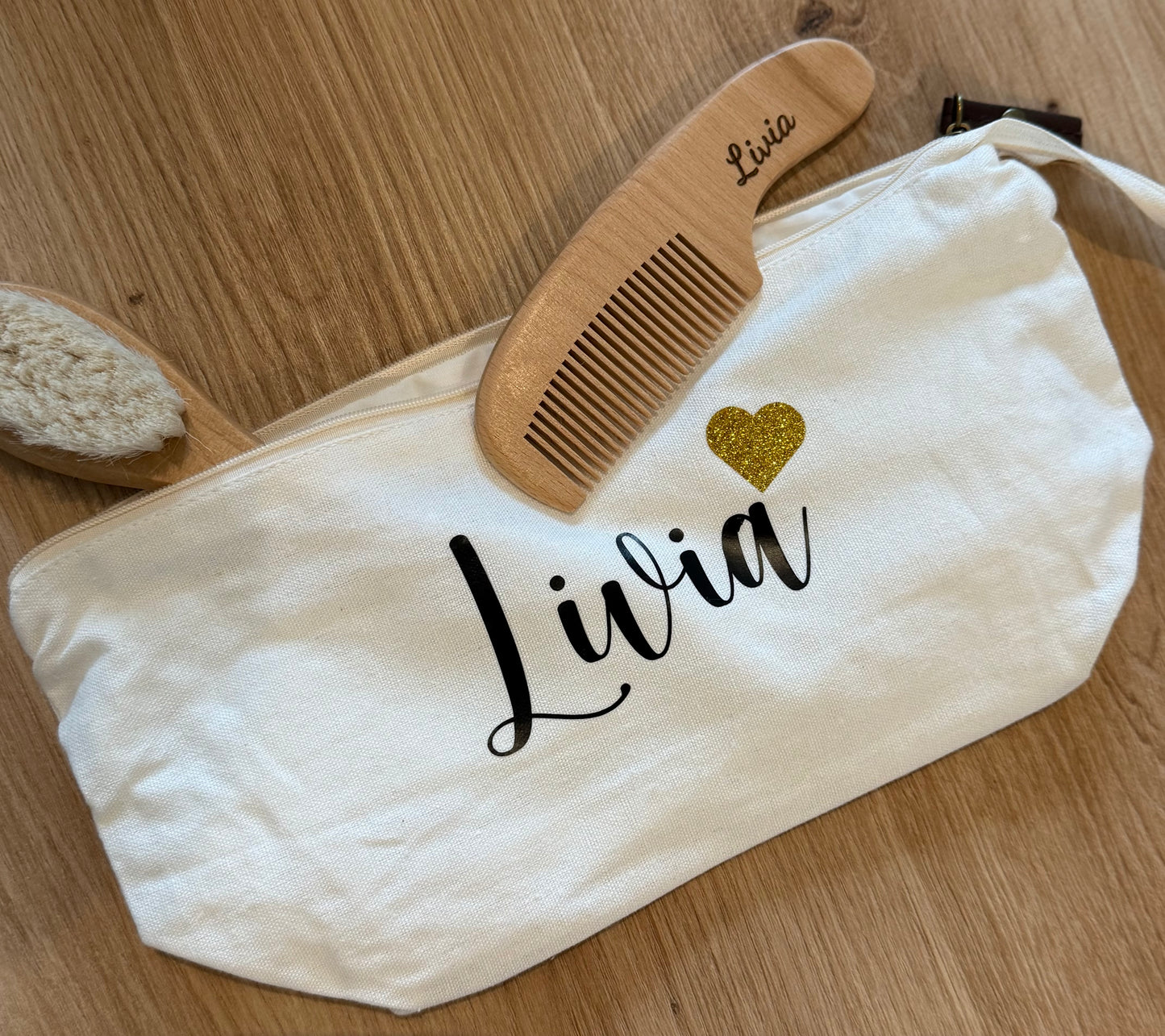 Trousse personnalisée avec brosse et peigne gravés