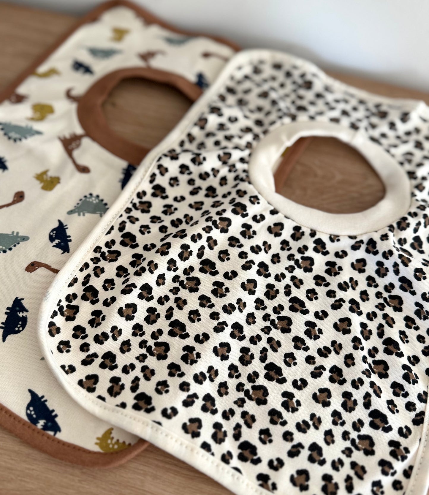 Bavoir à motifs léopard ou dinosaure